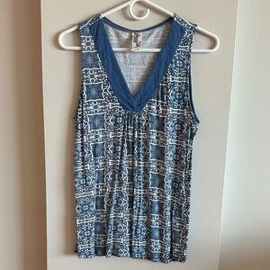 Elegant Blue Patterned V-Neck Tank Top